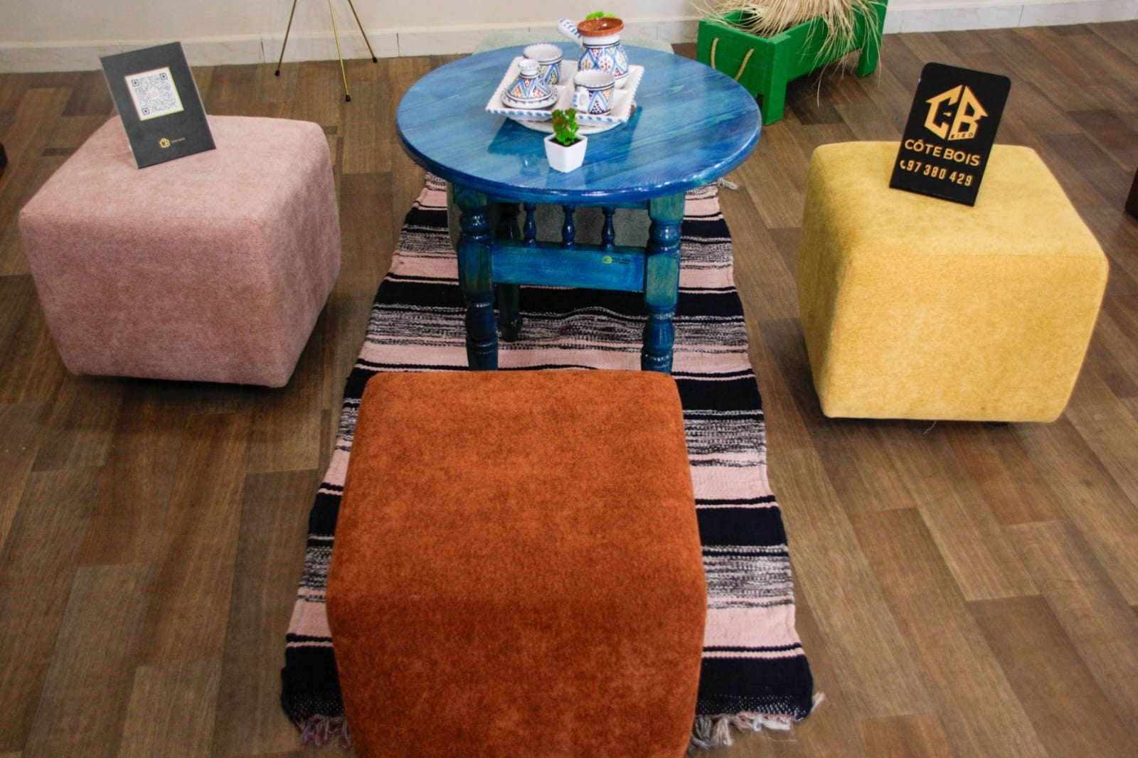 Table arabe à forme rond En bois rouge+Pouffe en bois rouge avec tissu