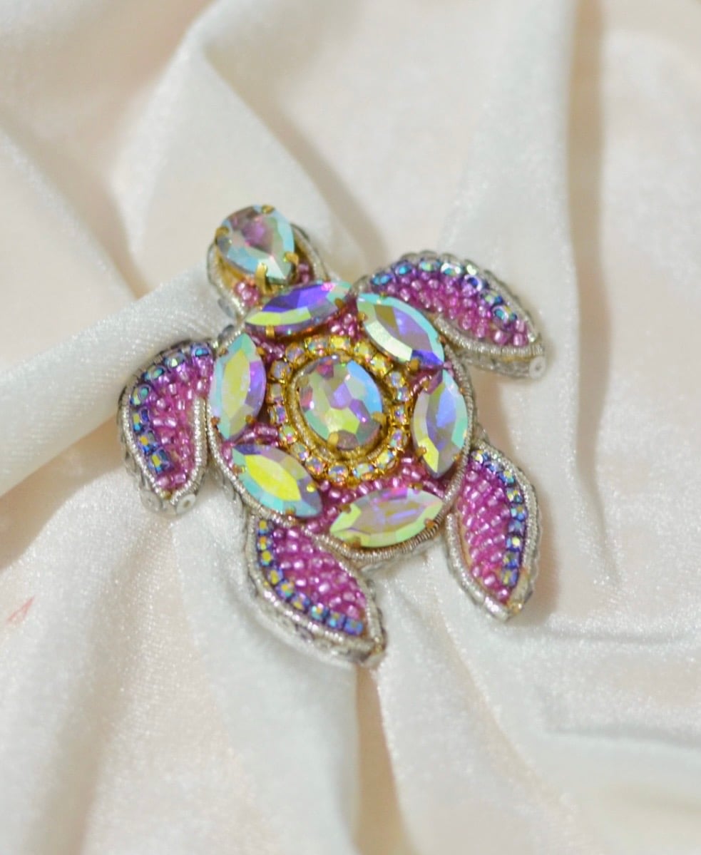 Broche fait mains