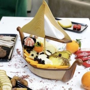 Présentoir artisanal en bois en forme de bateau, design méditerranéen unique 
